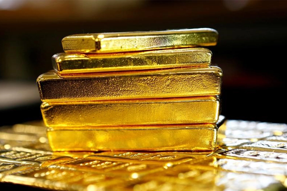 أسعار الذهب تهوى دون 2300 دولار للأوقية مع تراجع الطلب كملاذ آمن