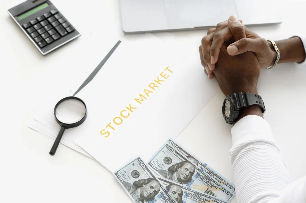 ارتفعت الأسهم في لندن في تداولات ضعيفة أثناء العطلة ، مع احتلال أسهم شركات السفر زمام المبادرة