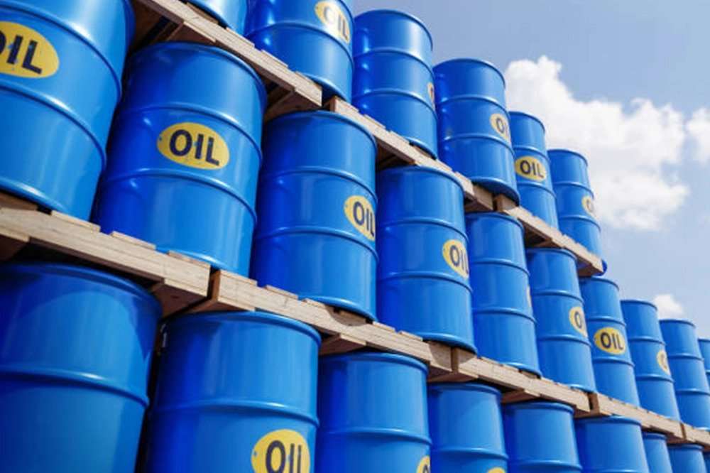 النفط يتراجع تزامناُ مع تجاوز مخزونات الخام الأمريكية للتوقعات