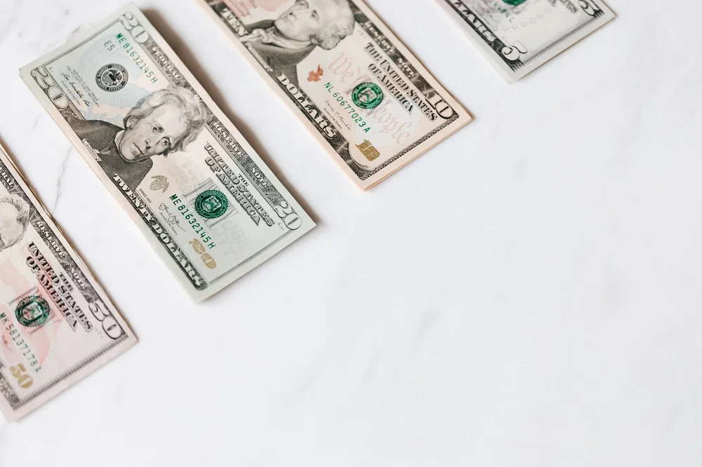 كيف تؤثر زيادة أسعار الفائدة الفيدرالية على سوق الأوراق المالية وسوق الفوركس؟