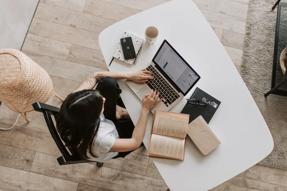 كيف تبحث عن وسيط تبدء التداول معه وأهم النقاط التي عليك معرفتها - دليل شامل للمبتدئين