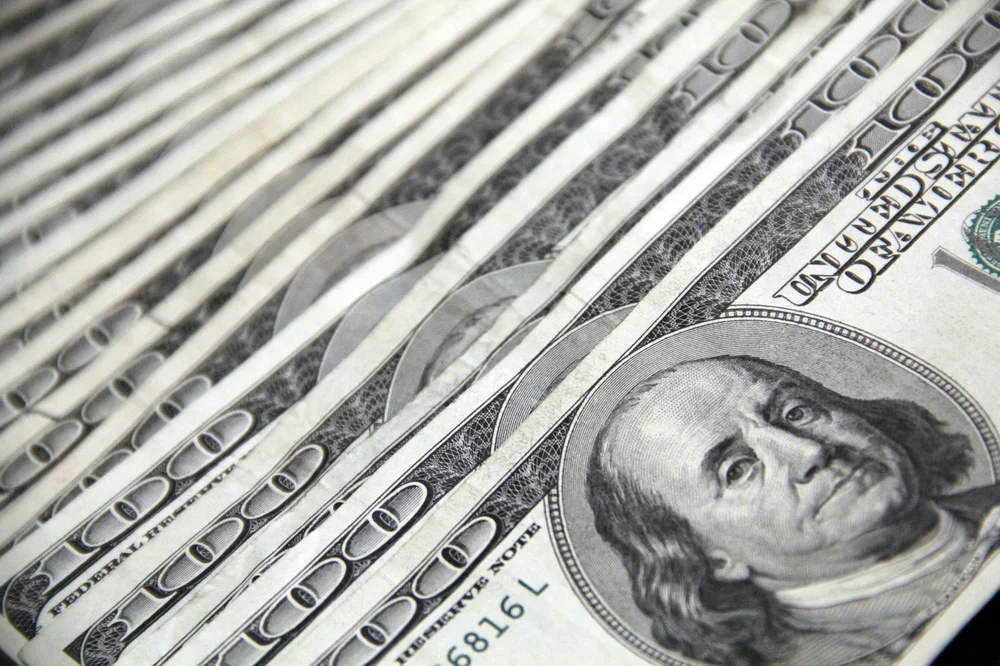 يستأنف مؤشر الدولار الأمريكي الاتجاه الهبوطي ، ويبقي التداول دون 105.00