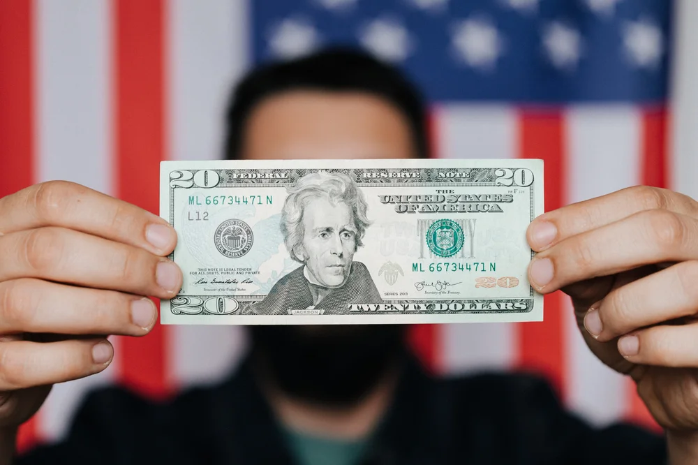 يضيف مؤشر الدولار الأمريكي إلى تراجع يوم الاثنين ويتراجع إلى أدنى مستوى عند 108.00.